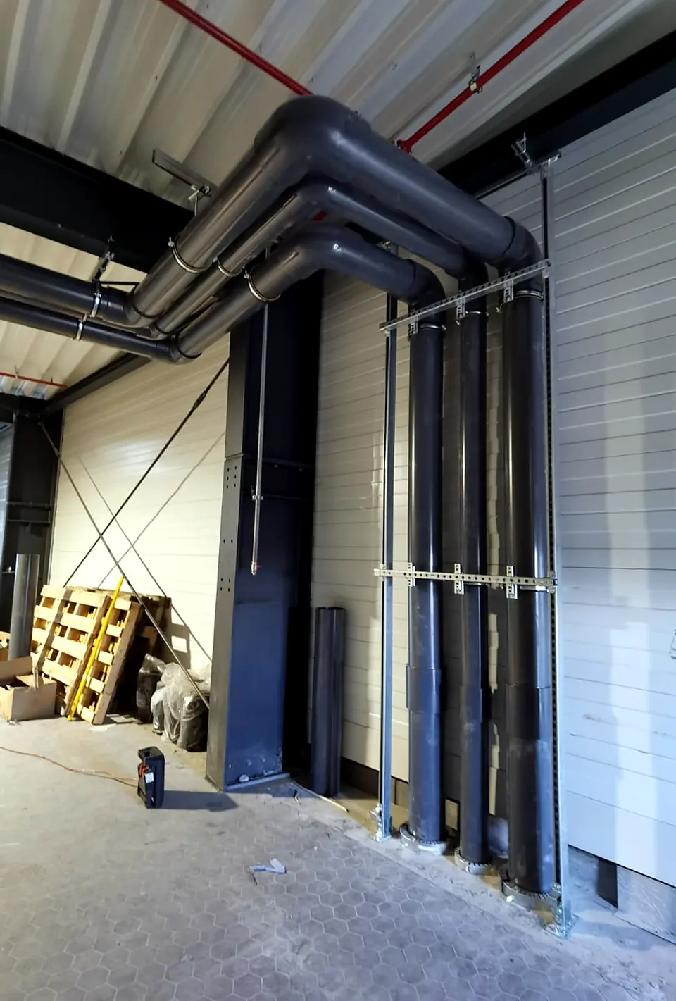Plastic pipelines routed along a hall wall