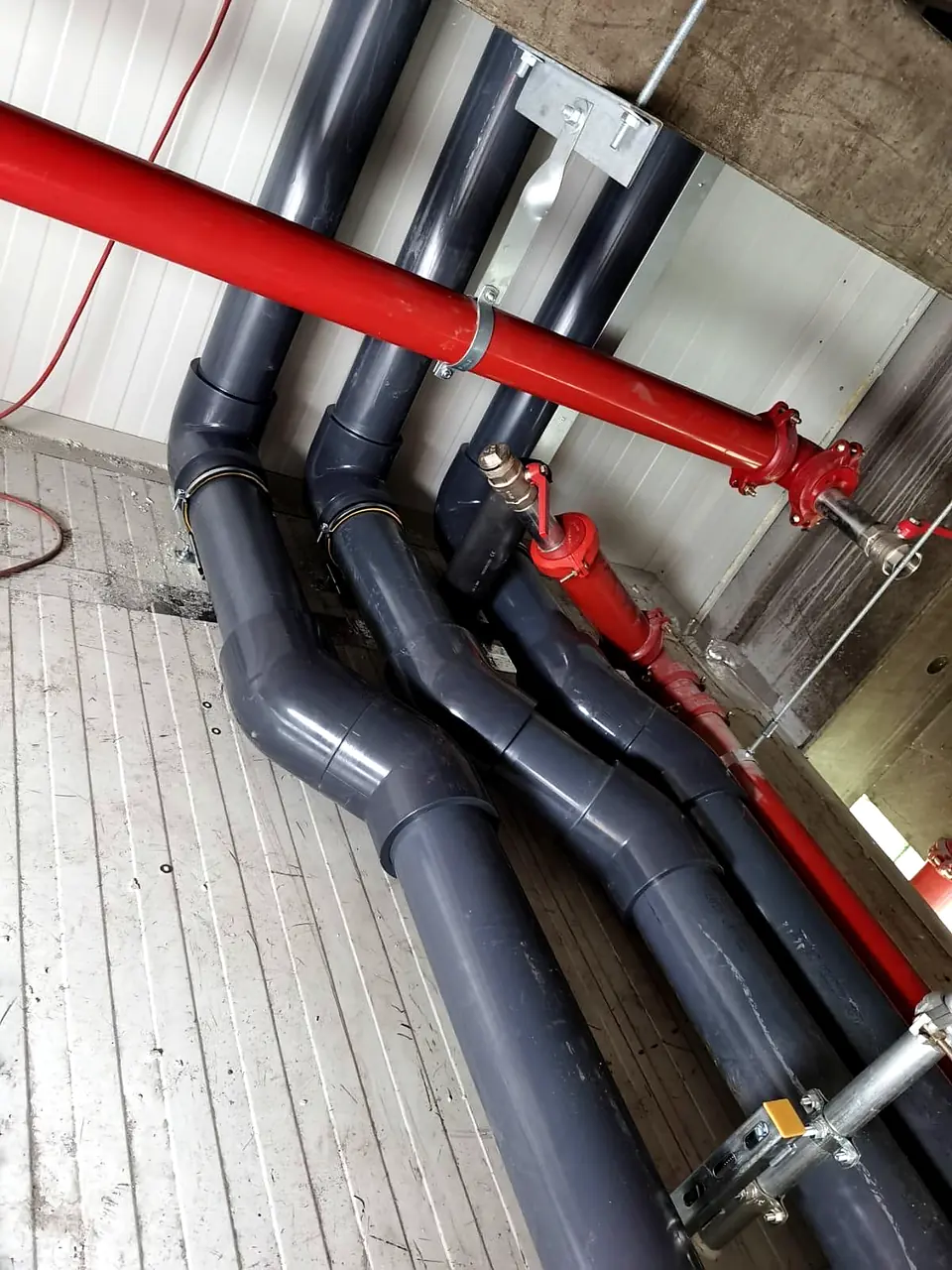 Plastic pipelines in an industrial hall
