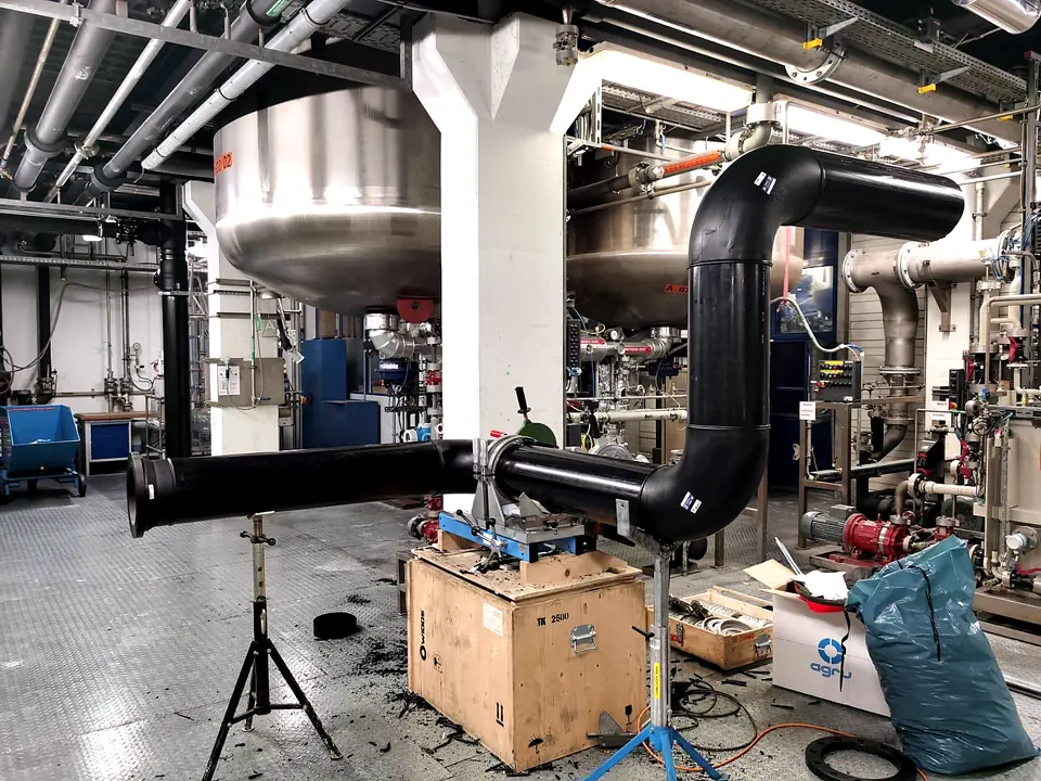 Large-diameter PE pipe fitting in a hall
