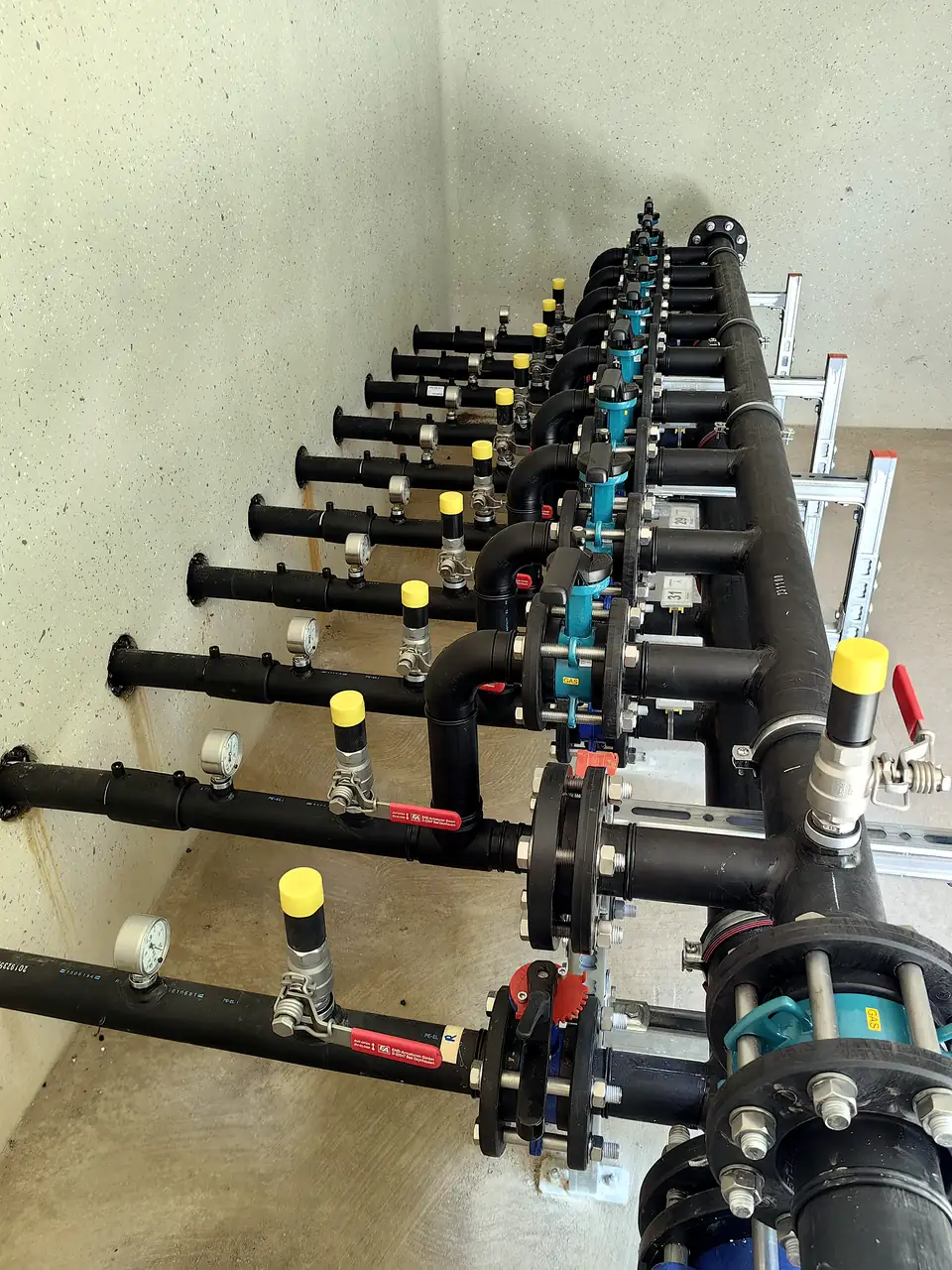 Manifold outlets with valves