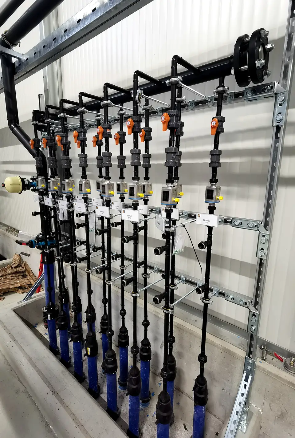 Manifold with vertical pipes on a frame