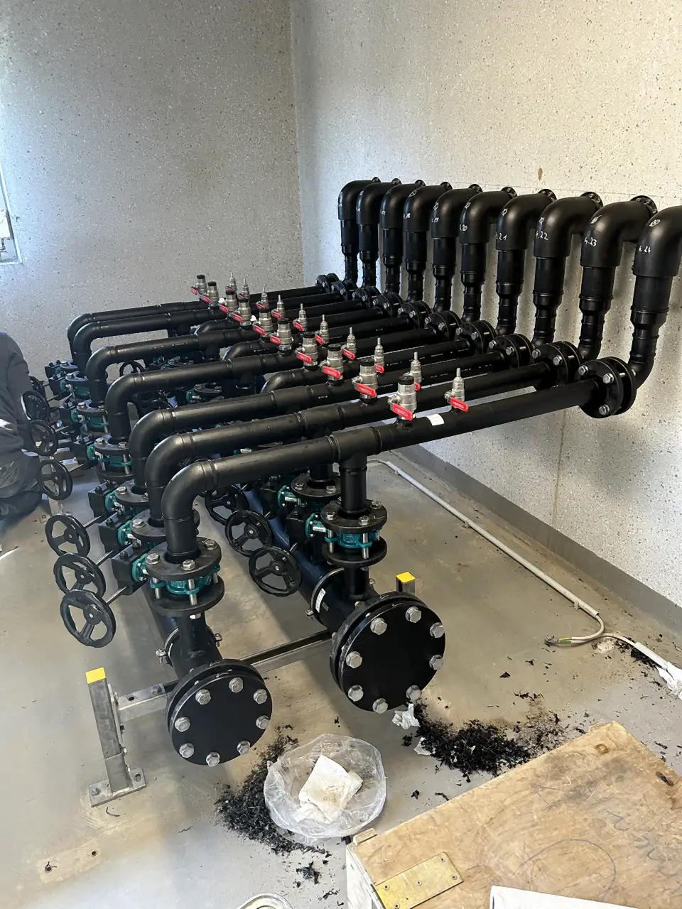 PE pipe manifold during installation