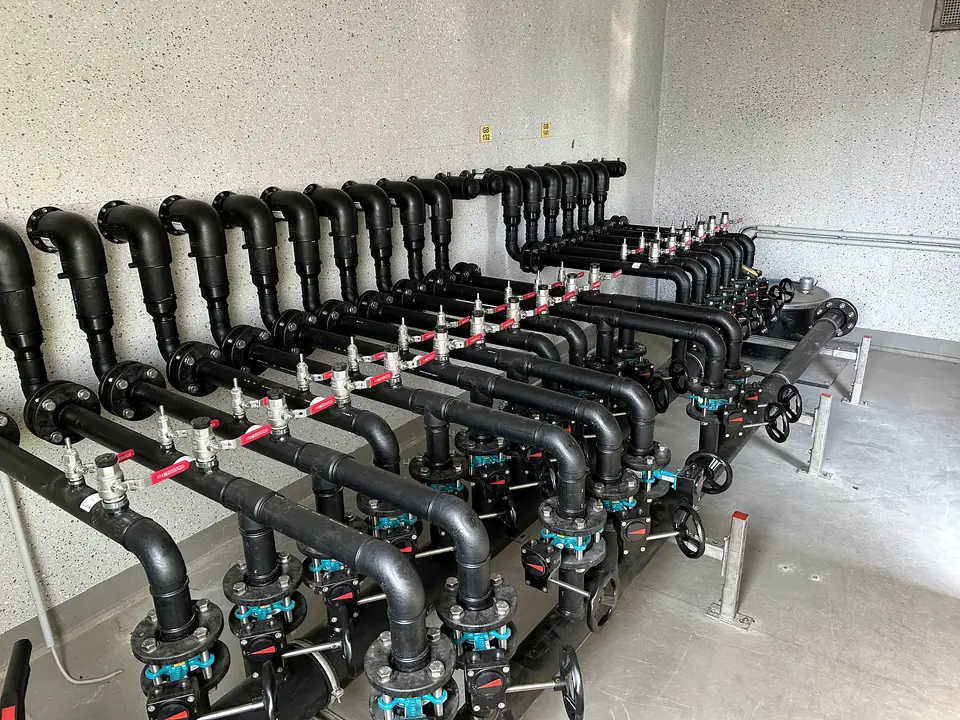 PE pipe manifold with valves