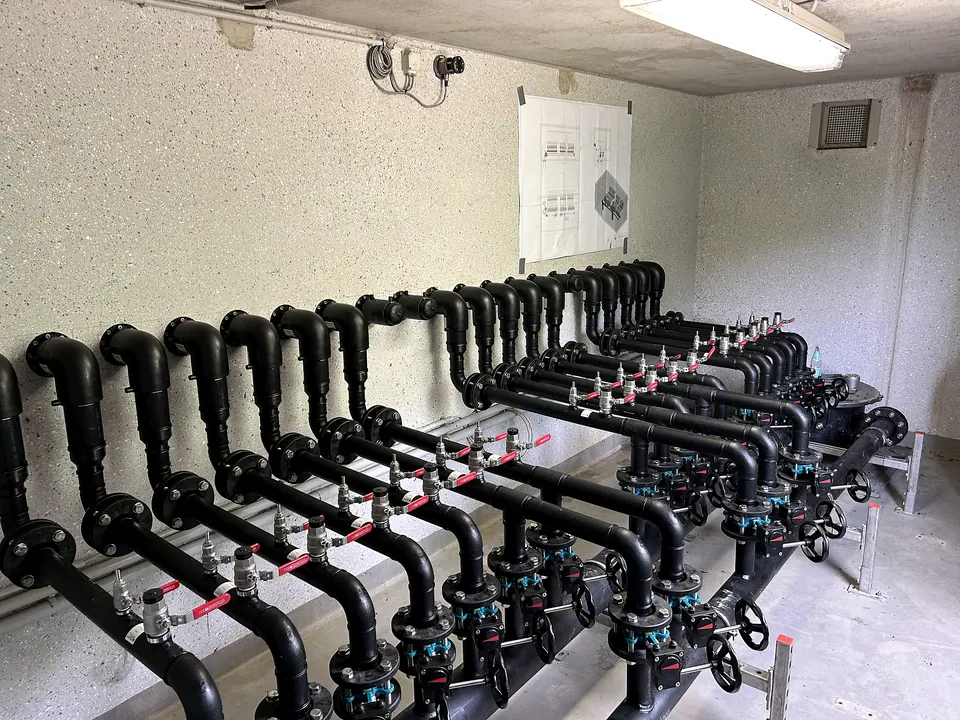 PE pipe manifold with valves