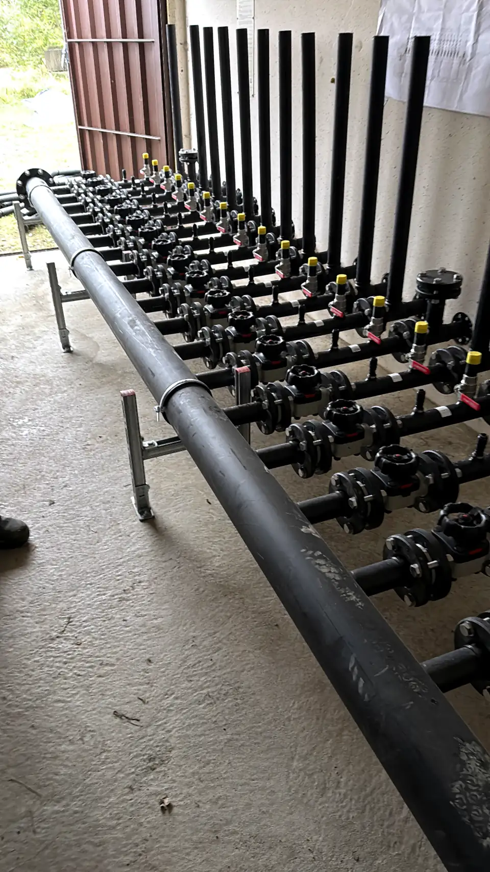 PE pipe header with vertical outlets